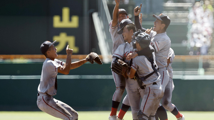 23일 일본 효고현 니시노미야 한신고시엔구장에서 열린 전국 고교야구선수권대회(여름 고시엔) 결승전에서 2-1 승리를 거둔 뒤 한국계 국제학교인 교토국제고 선수들이 마운드로 몰려나와 환호하고 있다. 연합뉴스 