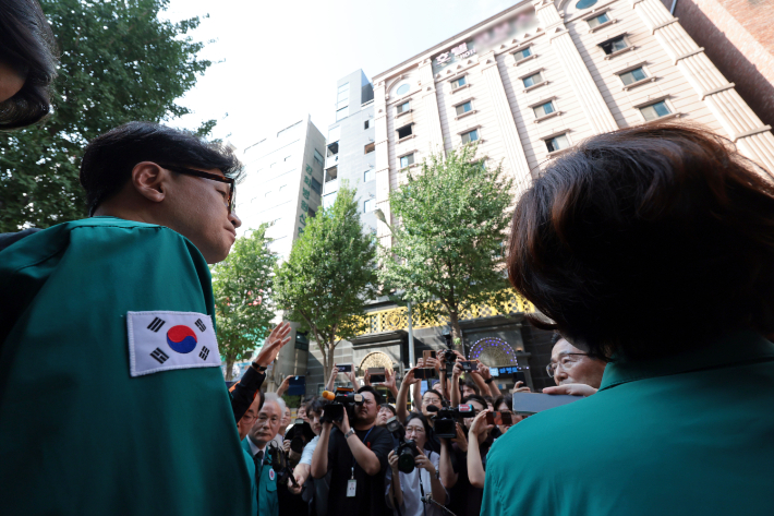 국민의힘 한동훈 대표가 23일 오후 전날 발생한 화재로 7명이 숨지고 12명이 다친 경기도 부천시의 한 호텔을 방문해 현장을 살펴보고 있다. 연합뉴스