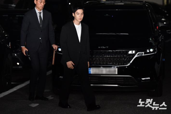 퇴근 후 경찰 조사 출석하는 BTS 슈가