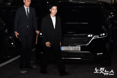 퇴근 후 경찰 조사 출석하는 BTS 슈가