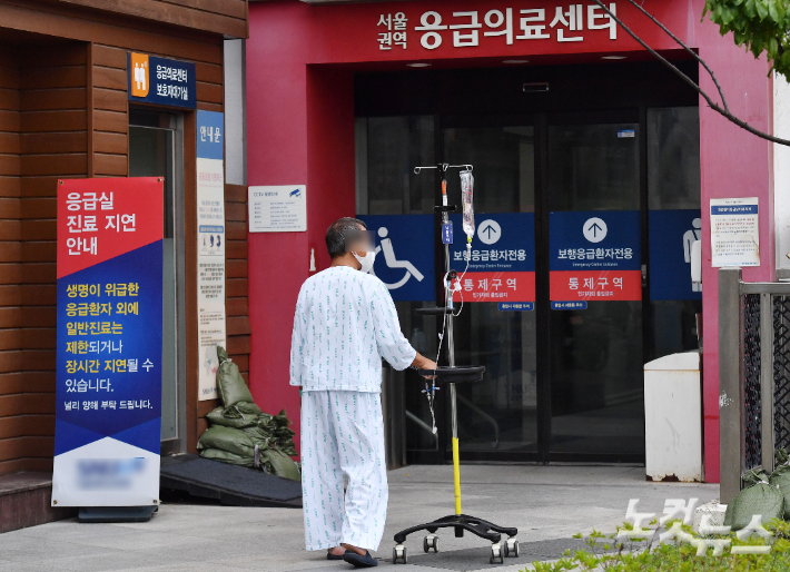 의정갈등 장기화와 코로나19 재확산 여파로 인한 응급실 과부하가 이어지고 있는 가운데 22일 서울 시내 한 대학병원 응급의료센터에 진료 지연 안내문이 놓여 있다. 류영주 기자