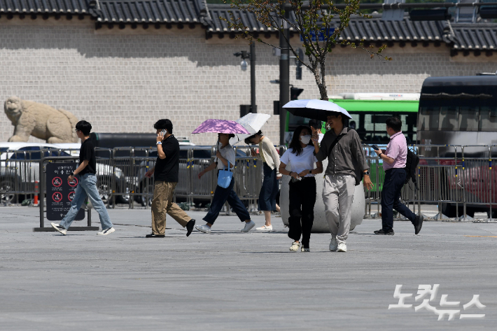 전국에 폭염 특보가 내려진 가운데 지난 19일 서울 광화문광장에서 시민들이 뙤약볕을 맞으며 발걸음을 옮기고 있다. 박종민 기자