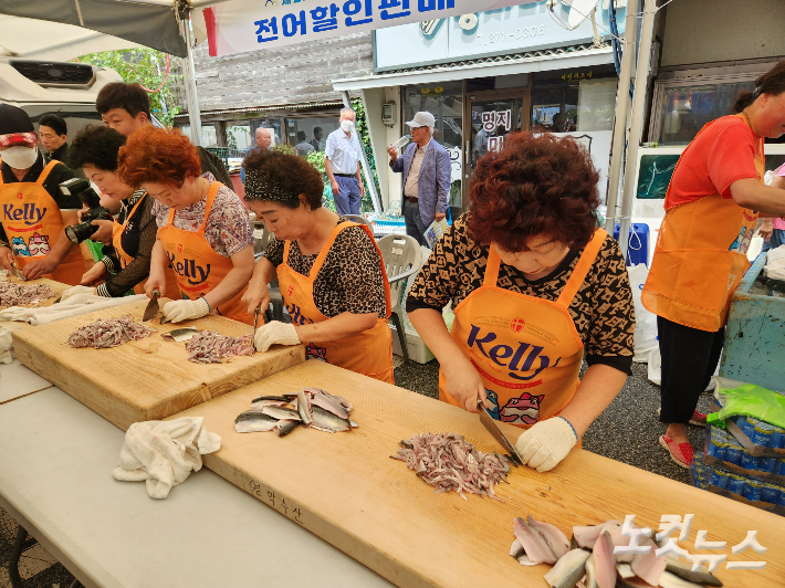 지난해 명지시장 전어축제에서 상인들이 전어회를 썰고 있다. 정혜린 기자