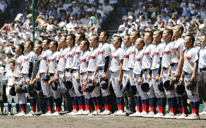 한국계 국제학교인 교토국제고 야구부 선수들이 지난 23일 일본 효고현 니시노미야 한신고시엔구장에서 열린 전국 고교야구선수권대회(여름 고시엔) 결승전에서 승리한 직후에 "동해 바다 건너서 야마도(大和·야마토) 땅은 거룩한 우리 조상 옛적 꿈자리"로 시작되는 한국어 교가를 부르고 있다. 연합뉴스