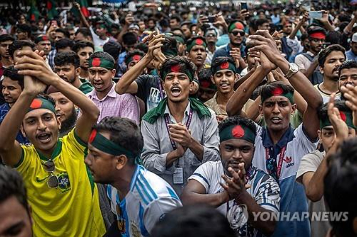 (다카 AFP=연합뉴스) 지난 12일(현지시간) 방글라데시 수도 다카 소재 다카대에서 학생들이 셰이크 하시나 전 총리의 문책과 재판을 요구하는 시위를 벌이고 있다.  연합뉴스