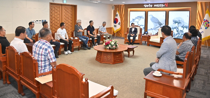 댐 건설을 찬성하는 주민들과 김태흠 지사가 간담회를 하고 있다. 충남도 제공