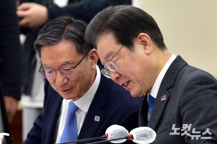 더불어민주당 이재명 대표가 정성호 의원과 대화를 하고 있다. 윤창원 기자