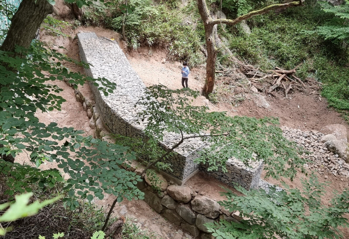 석굴암 배후 게비온 설치 사진. 경주시 제공 