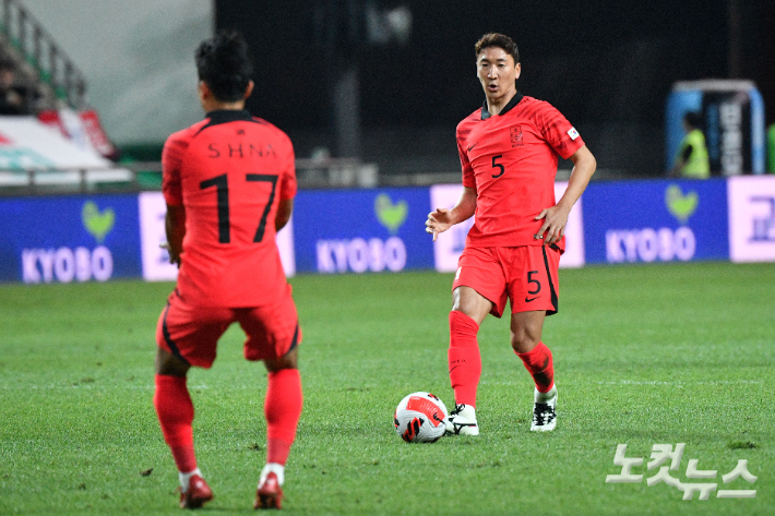 정우영이 27일 오후 서울 마포구 상암 월드컵경기장에서 열린 축구국가대표팀 친선경기 '대한민국 대 카메룬' 경기에서 패스를 하고 있다. 류영주 기자