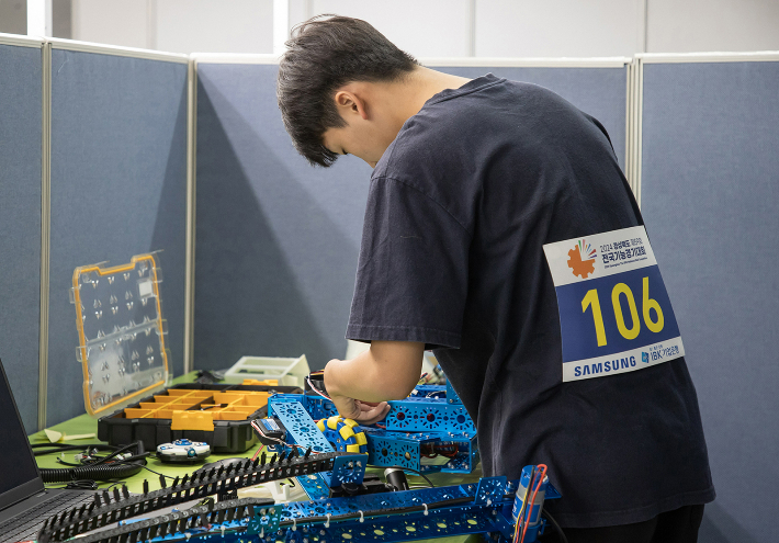 26일 구미 박정희체육관에서 열린 '제 59회 전국기능경기대회'에서 모바일로보틱스 직종 경기에 참가한 선수들이 과제를 수행하고 있다. 삼성 제공 