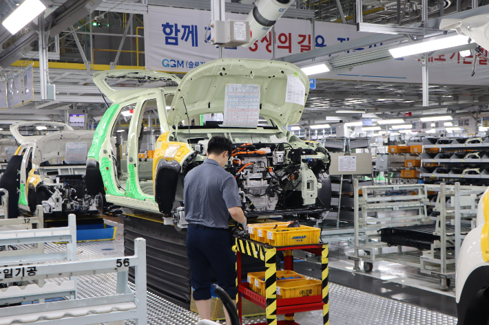 GGM 광주공장에서 전기차를 생산하는 모습. GGM 제공