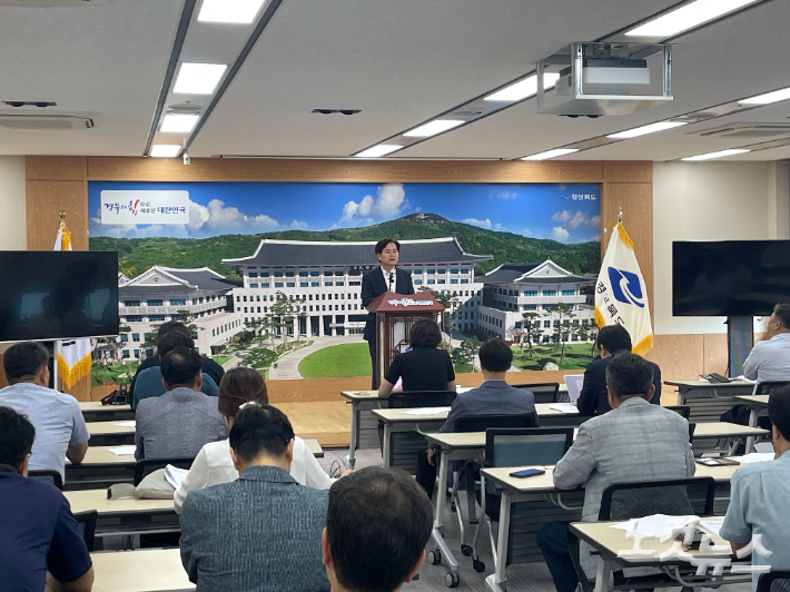 경북도 김호진 기획조정실장이 26일 도청 브리핑룸에서 경상북도 통합 방안과 대구시안에 대한 입장을 설명하고 있다. 이규현 기자