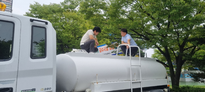 가뭄에 대비해 민방위 급수시설 점검에 나선 공무원들. 강릉시 제공