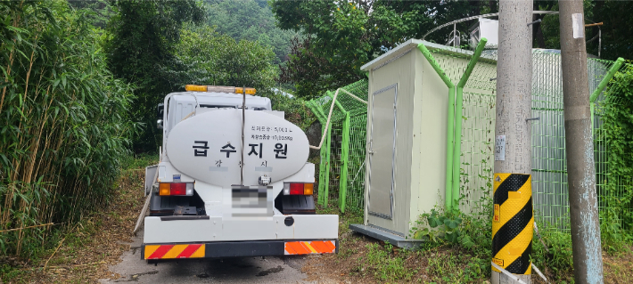 가뭄에 대비해 민방위 급수시설 점검에 나선 공무원들. 강릉시 제공