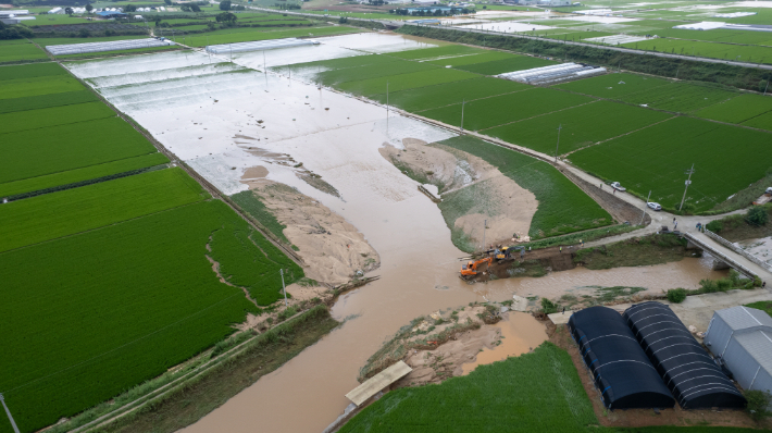 제방이 유실돼 수해 피해를 입은 전북 익산시. 익산시 제공