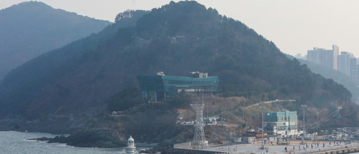 아이에스동서가 이기대 자연경관 훼손 우려로 인해 시민들의 반발이 거세지자, 이 일대 고층아파트를 지으려는 사업 계획을 잠정 중단하기로 결정했다. 사진은 이기대 전경. 연합뉴스 