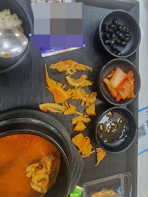 26일 누리꾼 A씨는 배추 끄트머리가 가득 들어있는 김치찌개 사진을 공개했다. 온라인 커뮤니티 캡처