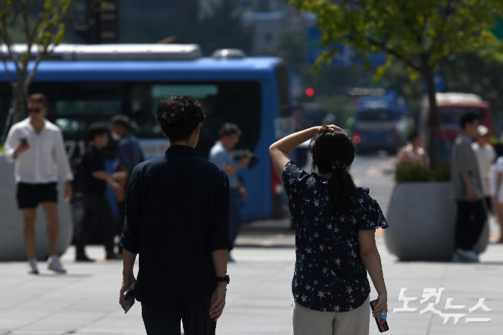 서울 광화문광장에서 시민들이 뙤약볕을 맞으며 발걸음을 옮기고 있다. 박종민 기자