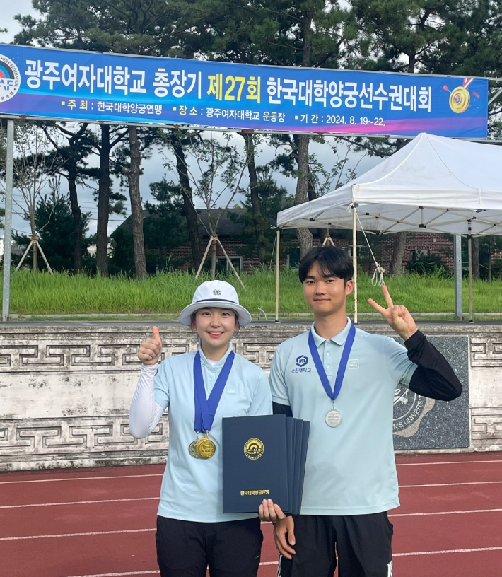 왼쪽부터 양궁부 탁해윤·조율 선수. 순천대 제공