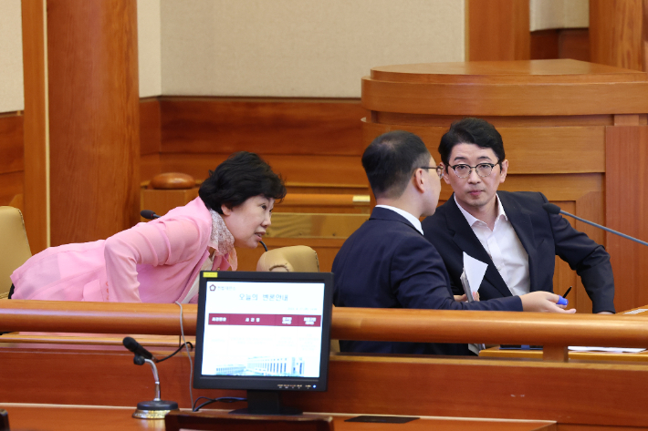 국회 법제사법위원회 국민의힘 주진우(오른쪽), 조배숙 의원이 27일 서울 종로구 헌법재판소에서 열린 윤석열 대통령 탄핵청원 청문회 관련 국회 법사위원장인 더불어민주당 정청래 의원을 상대로 낸 권한쟁의심판 변론기일에 참석해 청구인석에 앉아 대화하고 있다. 연합뉴스