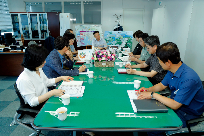 진해구가 27일 구청장 회의실에서 간부 공무원들과 추석 명절 종합대책 보고회를 열고 있다. 진해구청 제공