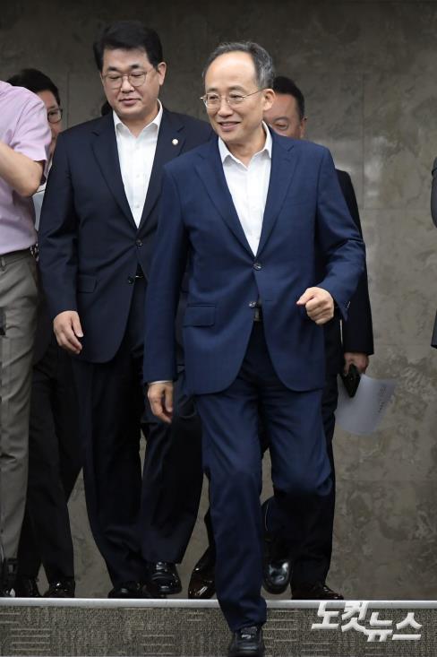 의원총회 참석하는 추경호 원내대표