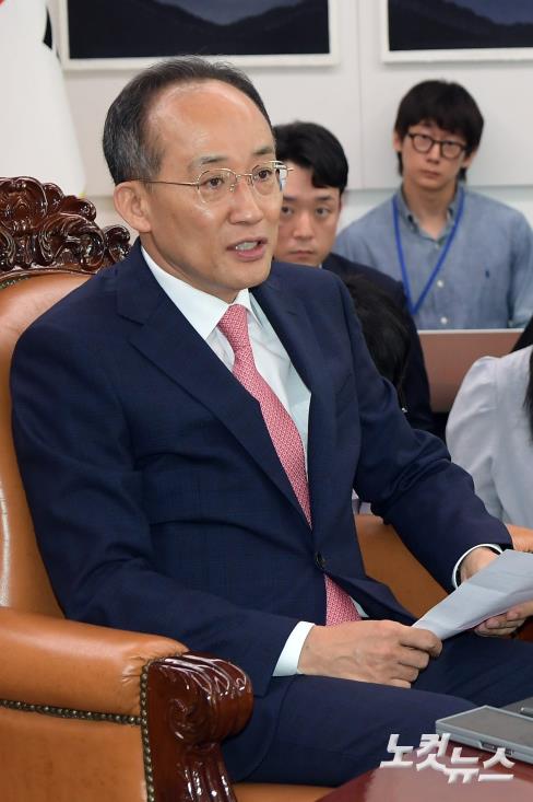 추경호 국민의힘 원내대표가 28일 서울 여의도 국회에서 열린 우원식 국회의장 주재 여야 원내대표 회동에서 발언을 하고 있다.