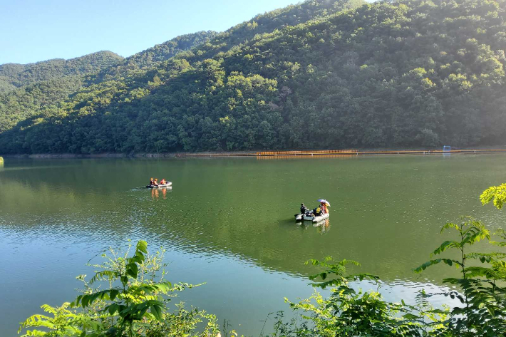 지난 27일 오후 2시 43분쯤 홍천군 북방면 성동리 대룡저수지에서 관광용 부교 건설 작업을 하던 40대 형제가 저수지에 빠진 뒤 실종돼 수색작업이 진행되고 있다. 강원소방본부 제공