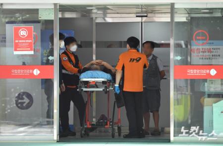 응급실 앞에서 대기하는 환자와 구급대원들