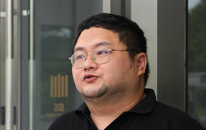 1천만명이 넘는 구독자를 보유한 먹방 유튜버 쯔양(본명 박정원)을 협박해 돈을 갈취한 혐의를 받는 유튜버 구제역(본명 이준희)이 26일 오전 경기도 수원시 영통구 수원지방법원에서 열리는 구속 전 피의자 심문(영장실질심사)에 출석하기 위해 수원지방검찰청으로 들어서고 있다. 연합뉴스