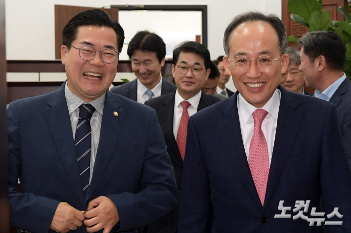 추경호 국민의힘 원내대표와 박찬대 더불어민주당 원내대표가 28일 서울 여의도 국회 의장실에서 열린 우원식 국회의장 주재 여야 원내대표 회동에 참석하며 환하게 웃고 있다. 윤창원 기자