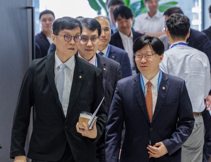 이창용 한국은행 총재(왼쪽)과 김소영 금융위원회 부위원장이 28일 오후 서울 중구 한국은행에서 열린 국내 무위험지표금리(KOFR) 활성화를 위한 주요 과제 및 향후 추진 방향 정책 콘퍼런스에 입장하고 있다. 연합뉴스