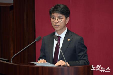 28일 서울 여의도 국회에서 열린 제417회 국회(임시회) 제02차 본회의에서 김완섭 환경부장관이 신임 국무위원 인사를 하고 있다.