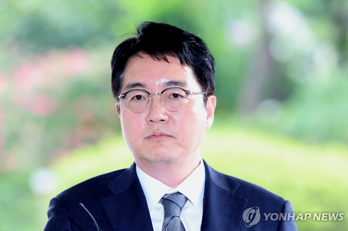 (서울=연합뉴스) 신현우 기자 = 심우정 검찰총장 후보자가 12일 오후 서초구 서울고등검찰청에 마련된 인사청문회 준비단 사무실로 출근하며 취재진 질문을 듣고 있다. 2024.8.12 nowwego@yna.co.kr 연합뉴스