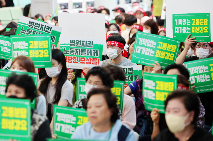 28일 오후 광주 동구 조선대병원 로비에서 전국보건의료산업노동조합 광주·전남본부 조선대병원지부 조합원들이 총파업 보고대회를 하고 있다. 연합뉴스