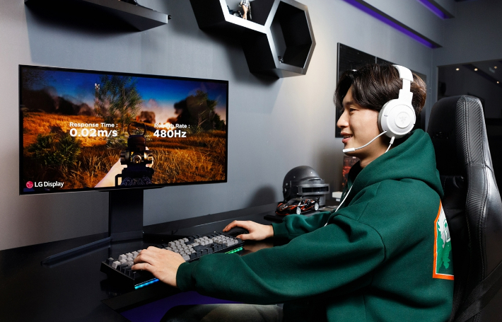 LG디스플레이 모델이 27인치 480Hz OLED 게이밍 모니터로 게임을 즐기고 있다. LG전자 제공 