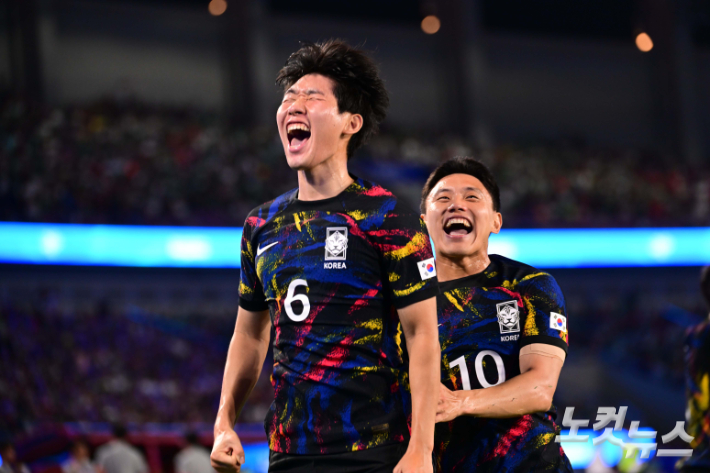 축구 대표팀 홍현석이 1일 오후 중국 항저우 황룽 스포츠센터 스타디움에서 열린 '2022 항저우 아시안게임' 축구 8강전 중국과의 경기에서 프리킥으로 선제골을 성공시킨 뒤 환호하고 있다. 항저우(중국)=황진환 기자