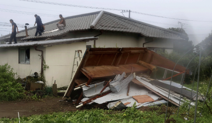 28일 제10호 태풍 산산이 접근한 일본 미야자키현 미야자키시의 가옥이 강풍 영향으로 부서져 있다. 연합뉴스