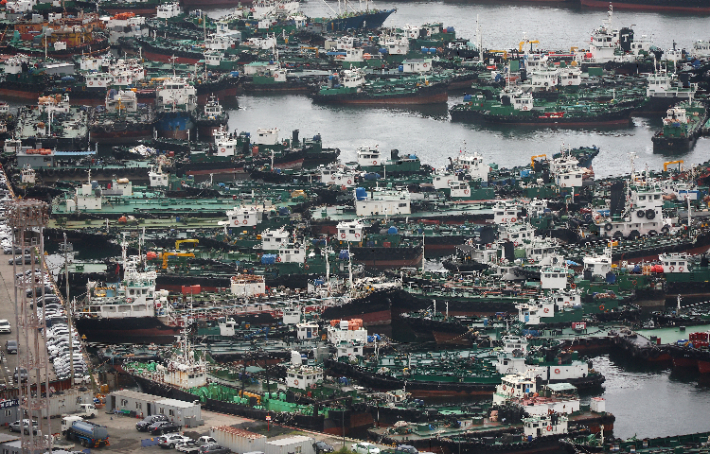 제10호 태풍 '산산'이 일본을 향해 북상하고 있는 28일 오후 부산 동구 부산항 5부두에 선박들이 피항해 있다. 연합뉴스