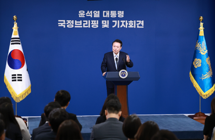 윤석열 대통령이 29일 오전 서울 용산 대통령실 청사에서 '국정브리핑 및 기자회견'을 하고 있다. 연합뉴스