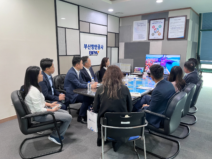 베트남 최대의 농축산 생산·유통 대기업인 딴롱그룹(Tan Long Group)과 ㈜KCTC의 현지 물류 자회사인 KCTC VN이 지난 29일 부산항만공사(BPA, 사장 강준석)를 방문했다.부산항만공사 제공