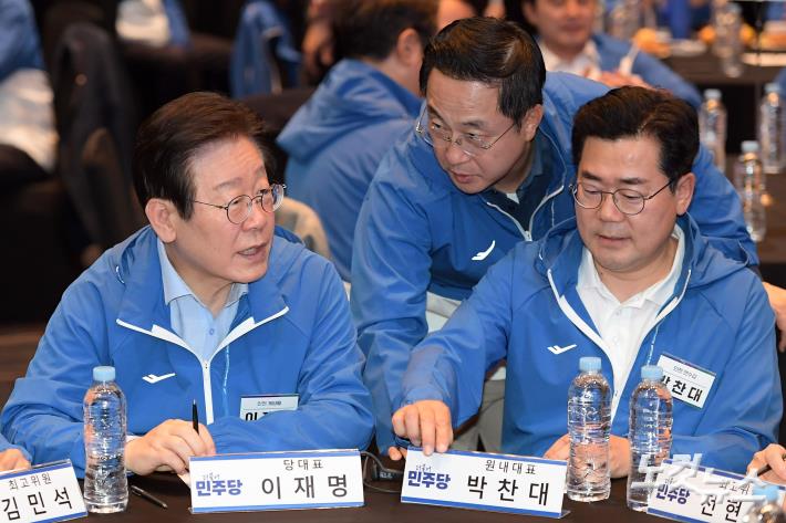 29일 인천 중구의 한 호텔에서 열린 더불어민주당 2024 정기국회 국회의원 워크숍에서 이재명 대표가 박찬대 원내대표, 박성준 원내수석부대표와 대화를 하고 있다.