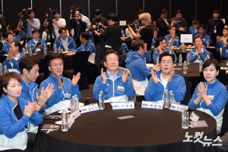 29일 인천 중구의 한 호텔에서 열린 더불어민주당 2024 정기국회 국회의원 워크숍에서 이재명 대표와 박찬대 원내대표 등 지도부가 박수를 치고 있다.