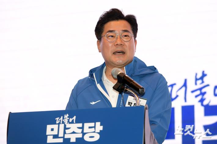 29일 인천 중구의 한 호텔에서 열린 더불어민주당 2024 정기국회 국회의원 워크숍에서 박찬대 원내대표가 인사말을 하고 있다.