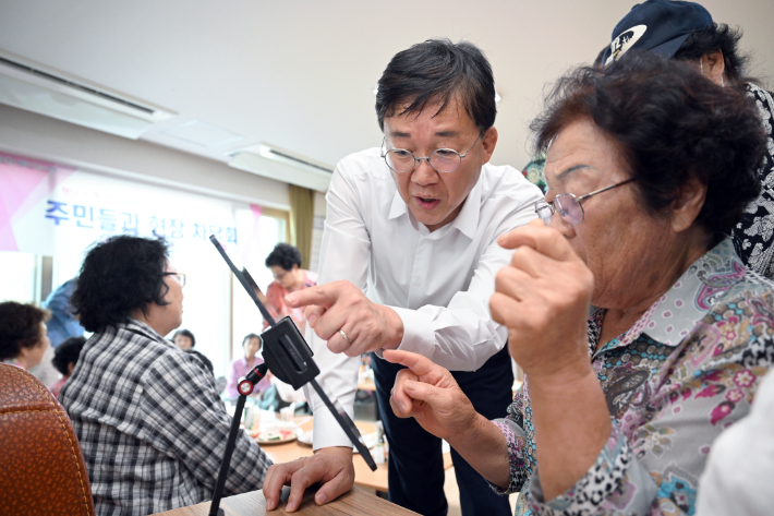 안산 대부도 행난곡 어르신들에게 똑버스에 대해 설명하고 있는 이민근 안산시장. 안산시 제공