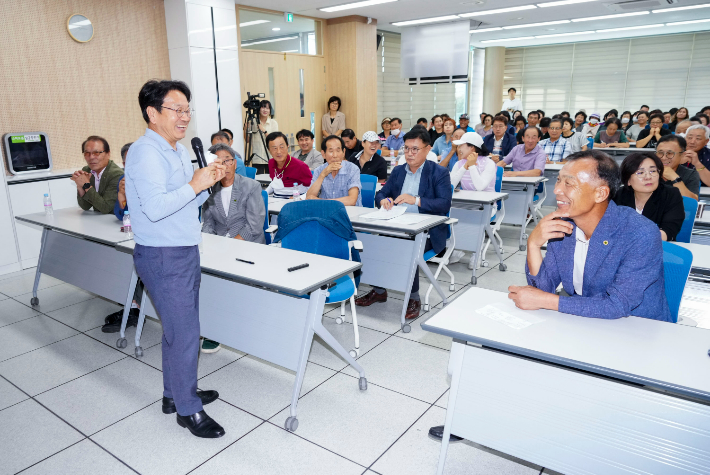 강기정 광주광역시장이 29일 오후 광산구 광주시농업기술센터에서 농업인들과 '도시와 농촌이 상생하는 광주'를 주제로 소통의 시간을 갖고 있다. 광주광역시 제공