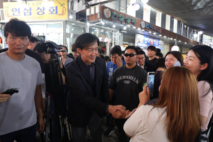 조국 조국혁신당 대표가 29일 10·16 재선거가 치러지는 전남 영광군을 찾아 유권자들을 만나고 있다. 조국혁신당 제공