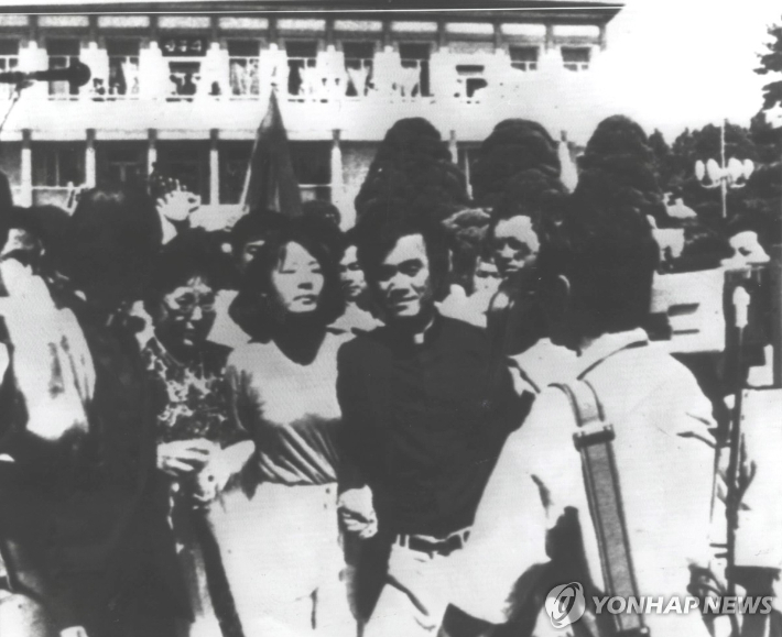 1989년 전대협 대표로 평양축전에 참여했던 임수경과 천주교 정의구현전국사제단의 문규현 신부가 판문점 통과에 앞서 군사분계선 북한 측 지역인 판문각에 서 있는 모습. 연합뉴스