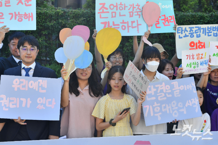 29일 오후 서울 종로구 헌법재판소 앞에서 열린 기후 헌법소원 최종선고 관련 기자회견에서 아기기후소송의 청구인 한제아 양이 구호를 외치고 있다. 헌법재판소는 2030년까지만 온실가스 감축량을 설정하고 있는 현행 탄소중립법 조항이 국민의 기본권을 침해해 헌법에 어긋난다며 재판관 전원일치 의견으로 탄소중립기본법 8조 1항에 헌법불합치 결정을 내렸다. 류영주 기자