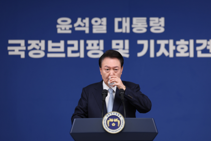 윤석열 대통령, 국정브리핑 및 기자회견     (서울=연합뉴스) 진성철 기자 = 윤석열 대통령이 29일 오전 서울 용산 대통령실 청사 브리핑실에서 '국정브리핑 및 기자회견'을 하고 있다. 2024.8.29     zjin@yna.co.kr (끝)   <저작권자(c) 연합뉴스, 무단 전재-재배포, AI 학습 및 활용 금지> 연합뉴스